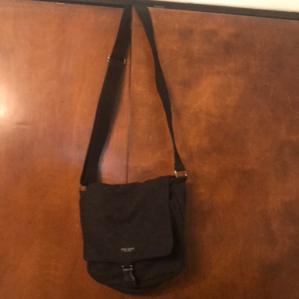 Kate Spade shoulder shoulder bag with adjustable strap.